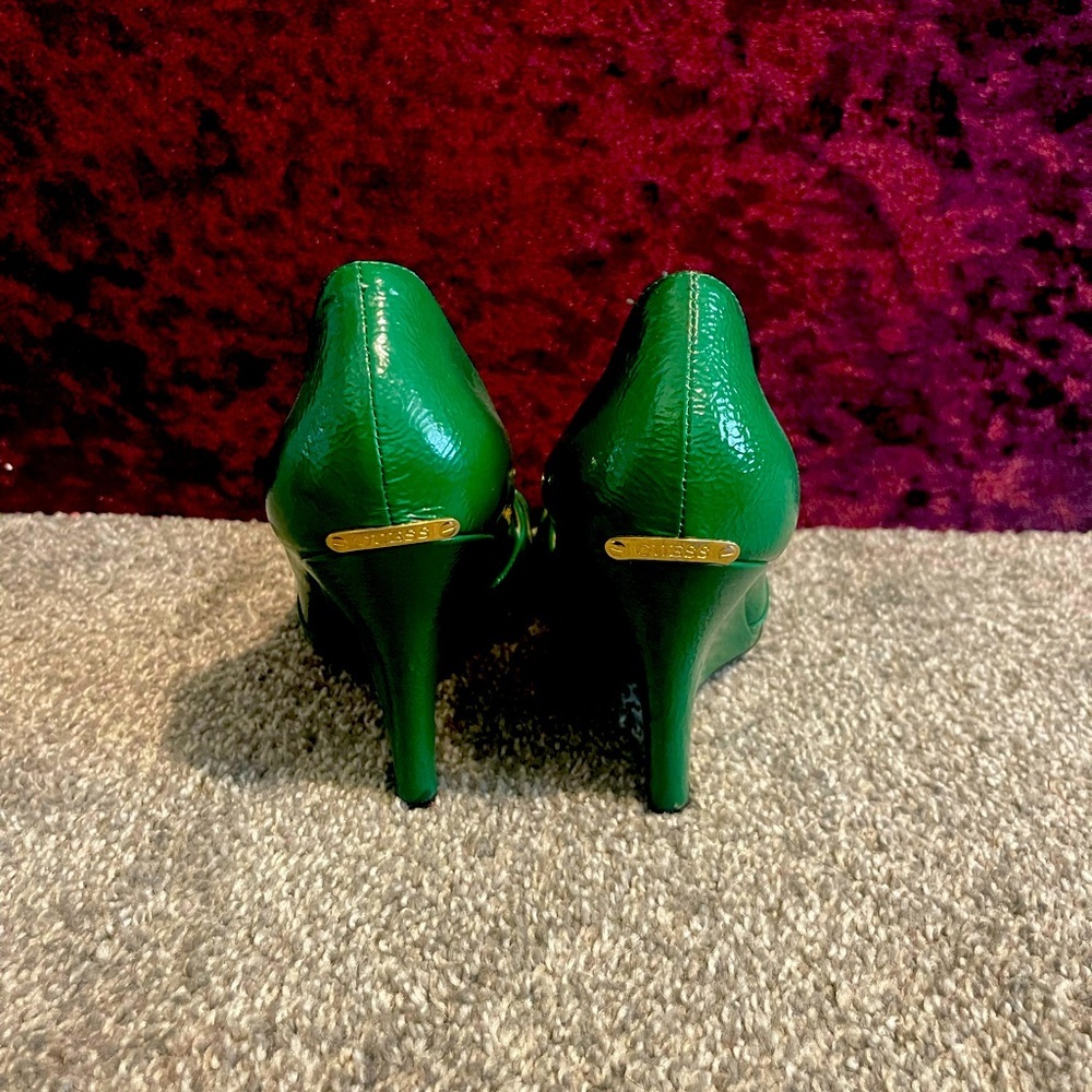 Guess green wedge heals